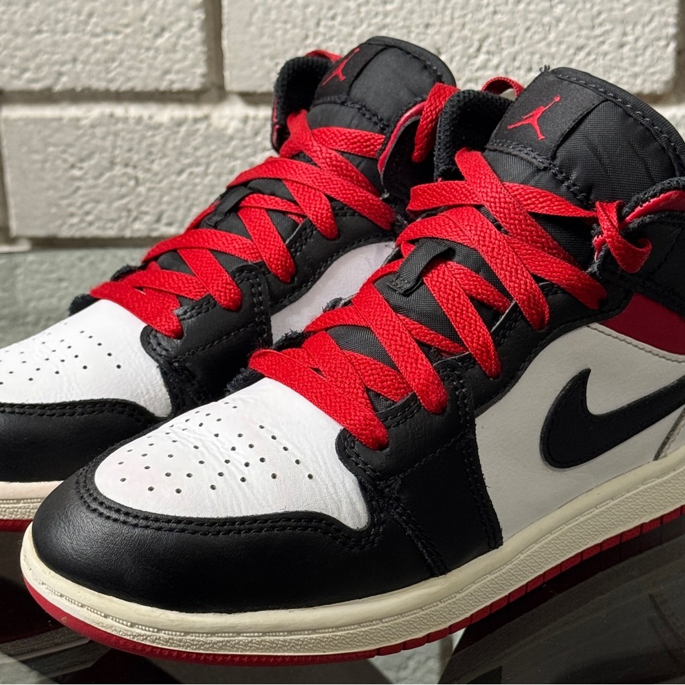 Nike Air Jordan 1 Mid sneakers  Size: US 3Y